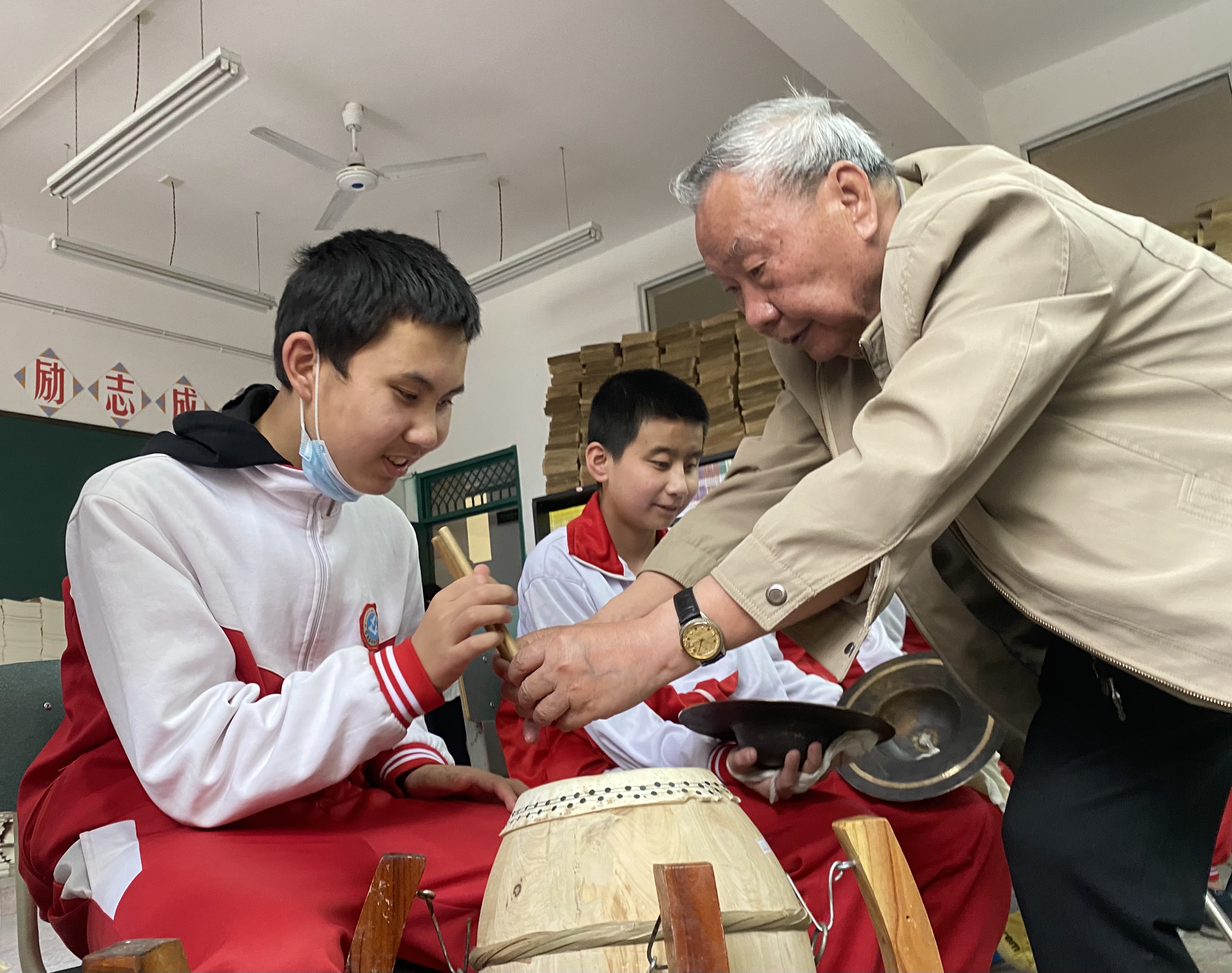川剧锣鼓培训走进苍溪县特殊教育学校