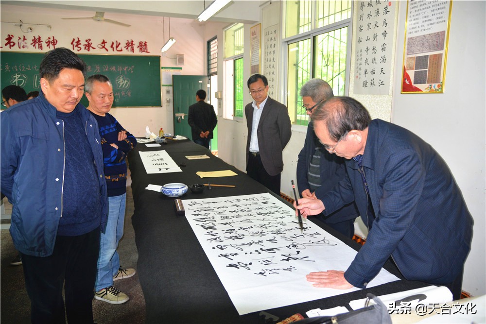 “传统文化进校园”书法创作活动在苍溪县城郊中学举行