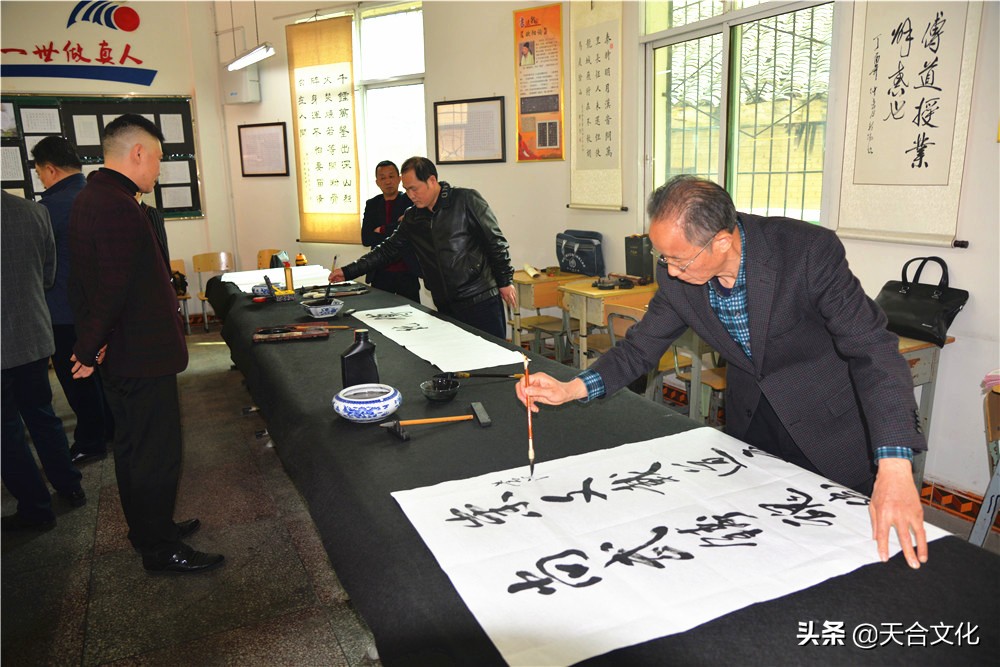 “传统文化进校园”书法创作活动在苍溪县城郊中学举行