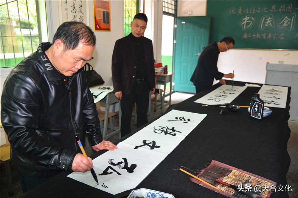 “传统文化进校园”书法创作活动在苍溪县城郊中学举行